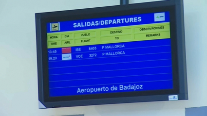 Panel informativo anunciando los vuelos a Mallorca en el aeropuerto de Badajoz