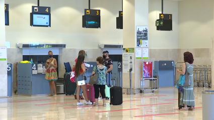 Pasajeros esperando para facturar en el Aeropuerto de Badajoz