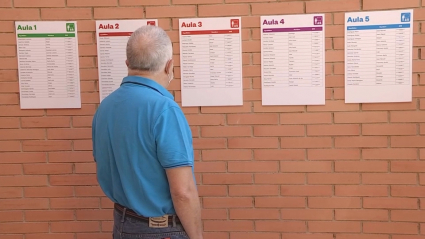 Una persona consulta la lista de admitidos con el método de lectura fácil