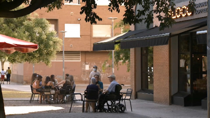 Clientes sentados en la terraza de un bar