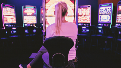 Mujer juega en máquinas tragamonedas