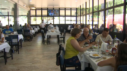 Interior del restaurante 'El Cristo', uno de los más populares en la vecina Elvas.