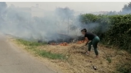 Vecina intentando apagar fuego en Don Álvaro