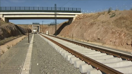 Vías del tren por las que discurrirá la futura línea del AVE entre Badajoz y Madrid.