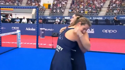 Paula Josemaría junto a Ari Sánchez tras el punto de la victoria