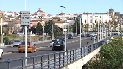 Imagen de coches circulando por el Puente de la Autonomía de Badajoz