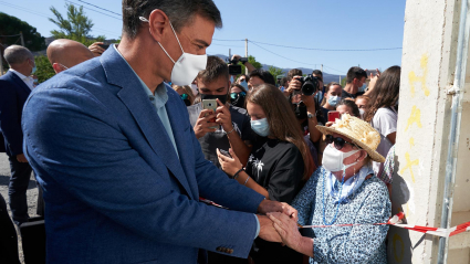 El presidente del Gobierno Pedro Sánchez (i), visita parte de la zona afectada por los incendios en la provincia de Ávila junto a los alcaldes.