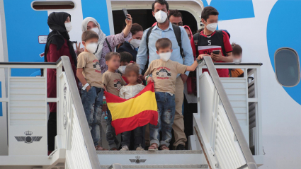 n nuevo avión procedente de Dubái con 292 personas evacuadas desde Afganistán a su llegada este miércoles a la Base Aérea de Torrejón de Ardoz (Madrid), donde han sido recibidos por la ministra de Defensa, Margarita Robles, y el jefe de Estado Mayor de la Defensa (JEMAD), Teodoro E. López Calderón.