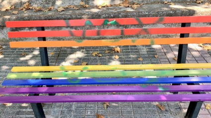 Banco vandalizado del Paseo de la Diversidad