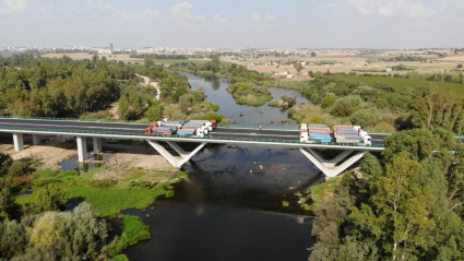 24 camiones han puesto a prueba la robustez del puente de la Ronda Sur de Badajoz