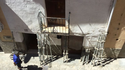 Operarios retiran los puntales que aseguraban la estabilidad del edificio de la calle El Salvador 17