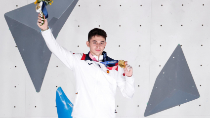 Alberto Ginés celebra su medalla de oro en los JJOO de Tokio