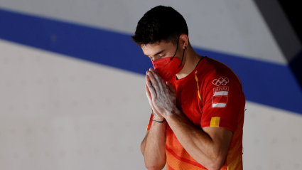 Alberto Ginés celebra tras conseguir la medalla de oro en escalada durante los Juegos Olímpicos 2020