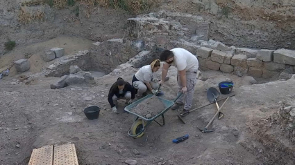 Arqueólogos en un yacimiento de Extremadura