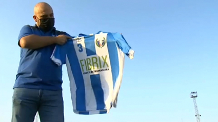 Moisés Prieto posando con la nueva camiseta