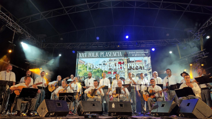 Los Granjeros, Acetre y Albaluna hicieron disfrutar con sus ritmos musicales a un auditorio de 400 personas limitado por las medidas sanitarias. En la imagen: Un momento de la actuación del grupo canario Los Granjeros.