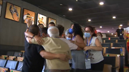 Los familiares de Alberto Ginés celebran el oro conseguido por el joven escalador extremeño