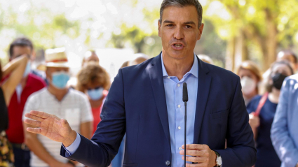 El presidente del Gobierno, Pedro Sánchez, durante su intervención tras visitar este jueves un hogar de mayores de la localidad cacereña de Navalmoral de la Mata.