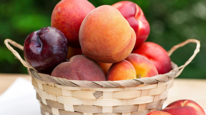 cesto con frutas de hueso