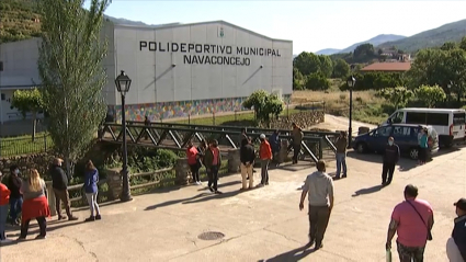 Vecinos de Navaconcejo en un cribado masivo realizado en la localidad.