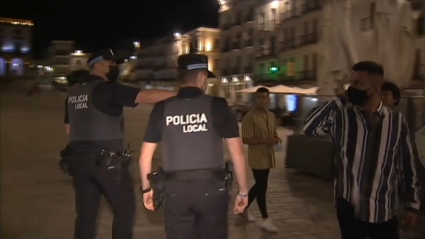 Dos agentes de la Policía Local de Cáceres patrullando la ciudad