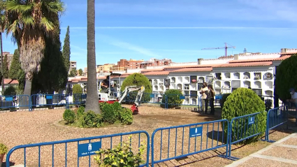 Primeros trabajos de excavación en la fosa común del cementerio viejo de Badajoz 