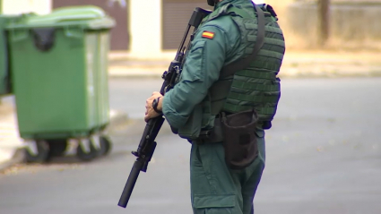 Guardia Civil sosteniendo un arma durante la redada