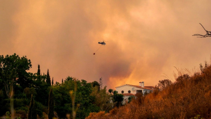 Helicóptero trabajando en la extinción del incendio de Málaga