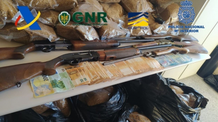 Dinero y artículos intervenidos en la operación policial