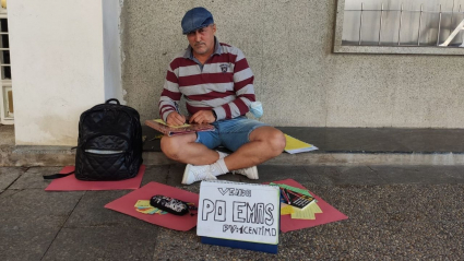 Fernando, componiendo poemas en la calle