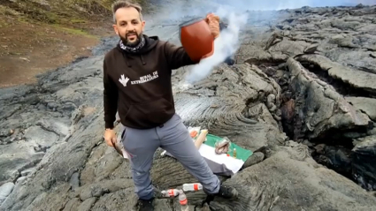 Viajero Andulero cuece morcilla de Guadalupe en un volcán