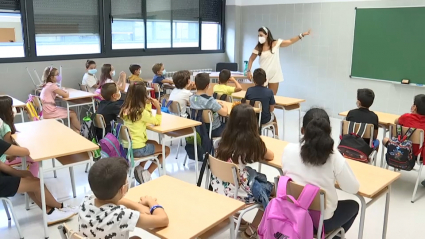 Aula de 3º de Primaria del colegio público de Cerro Gordo en Badajoz, que hoy ha abierto sus puertas por primera vez.