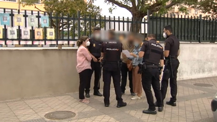 Los padres de las dos menores hablan con la directora y la policía