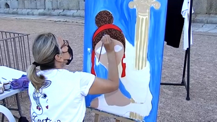 Mujer pintando junto al templo de Diana en Mérida