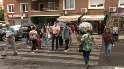 Ciudadanos con mascarilla cruzan un paso de peatones en Badajoz.
