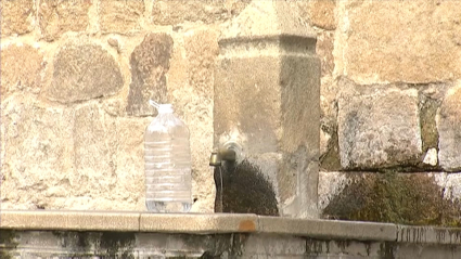 Botella de agua junto a una fuente