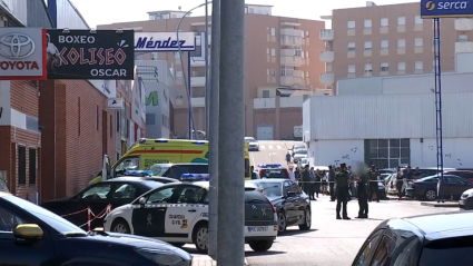 Coches de la Guardia Civil en la calle de las naves intervenidas