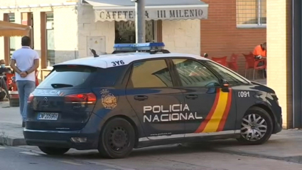 Coche de la Policía Nacional en los Juzgados de Mérida