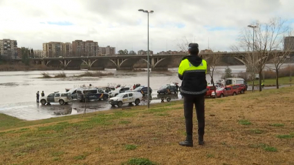 Tareas de rescate de los trabajadores en el río Guadiana el 25de enero de 2021