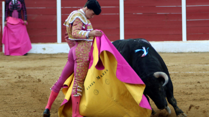 El diestro Ginés Marín, durante su faena hoy sábado en el coso de Fregenal de la Sierra, enclavado en el patio de armas del castillo templario de la localidad extremeña.