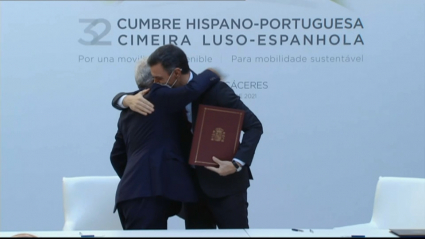 Abrazo entre Sánchez y Costa en la XXXII Cumbre Hispano-Portuguesa