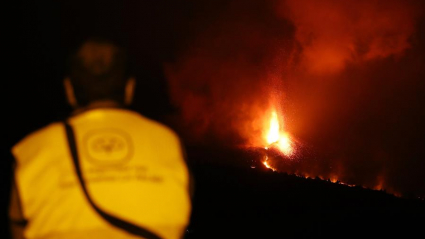 Un hombre observa la actividad del volcán de La Palma