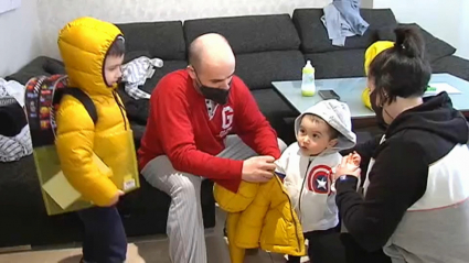 Familia preparándose para llevar a los niños al colegio