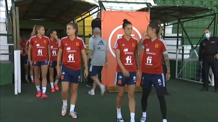 Las jugadoras de la Selección Española saltan al Príncipe Felipe para el entreno previo al partido ante Marruecos
