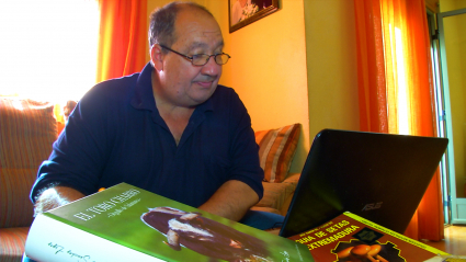 Escritor José Manuel Rivas de Coria escribiendo frente al ordenador. Síndrome de Ménière. Discapacidad auditiva. Sordera. Sordo. Personas sordas