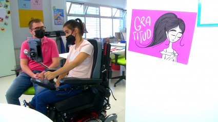 Eva Lagar, joven pacense con parálisis cerebral en el taller Artes Gráficas de Aspace Badajoz (Aspaceba) Extremadura