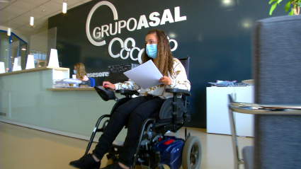 Laura Pereira, auxiliar administrativo con parálisis cerebral del Grupo ASAL. Includes Almendralejo