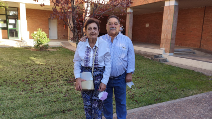 Luis Merchán junto a su mujer en la sede de la Universidad de Mayores en Badajoz