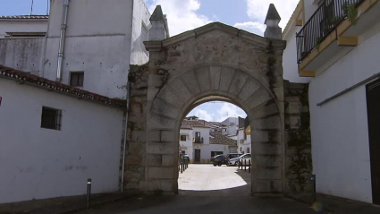Puerta de Las Huertas en Barrio Gótico de Valencia de Alcántara
