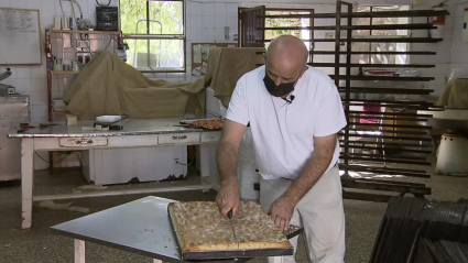 obrador elaborando la pringá de Serradilla